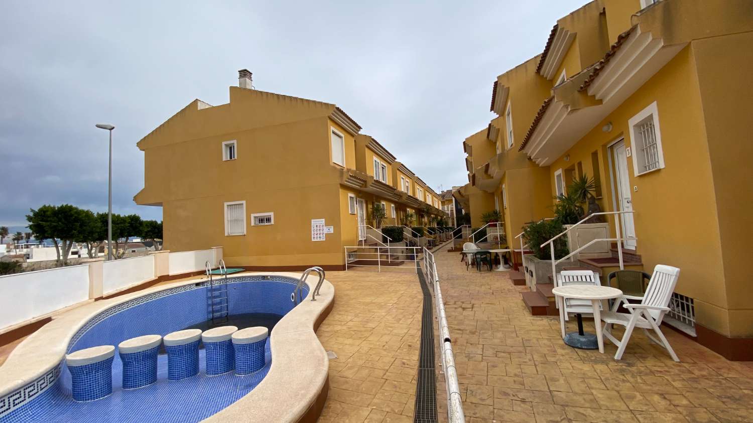 Duplex, with three floors. Two bedrooms, two bathrooms, living room, separate kitchen. Communal swimming pool. Garage and large covered porch with barbecue