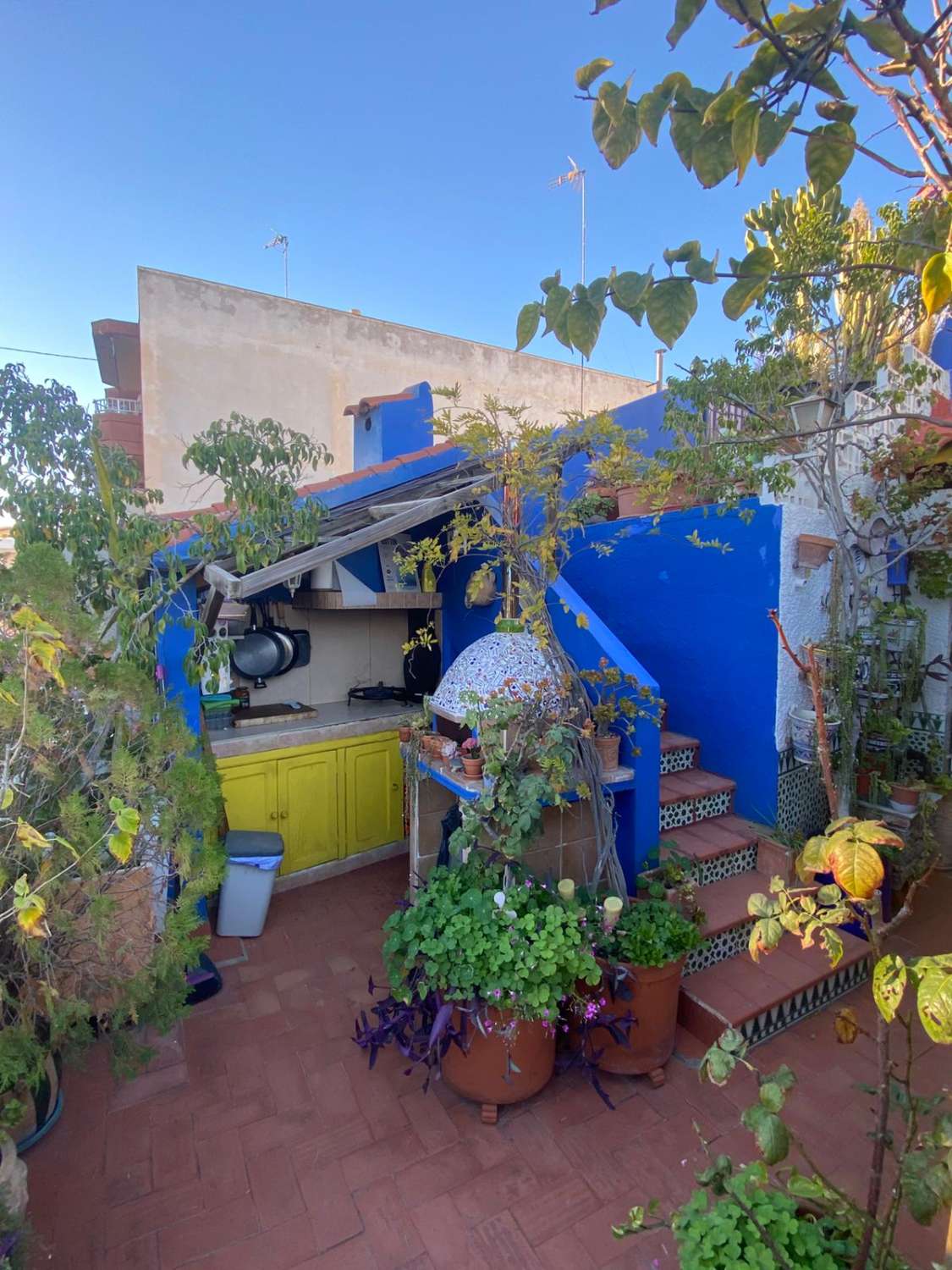 Vivienda unifamiliar adosada indepediente formada por, planta sotano almacen, planta baja local comercial, y planta primera vivienda