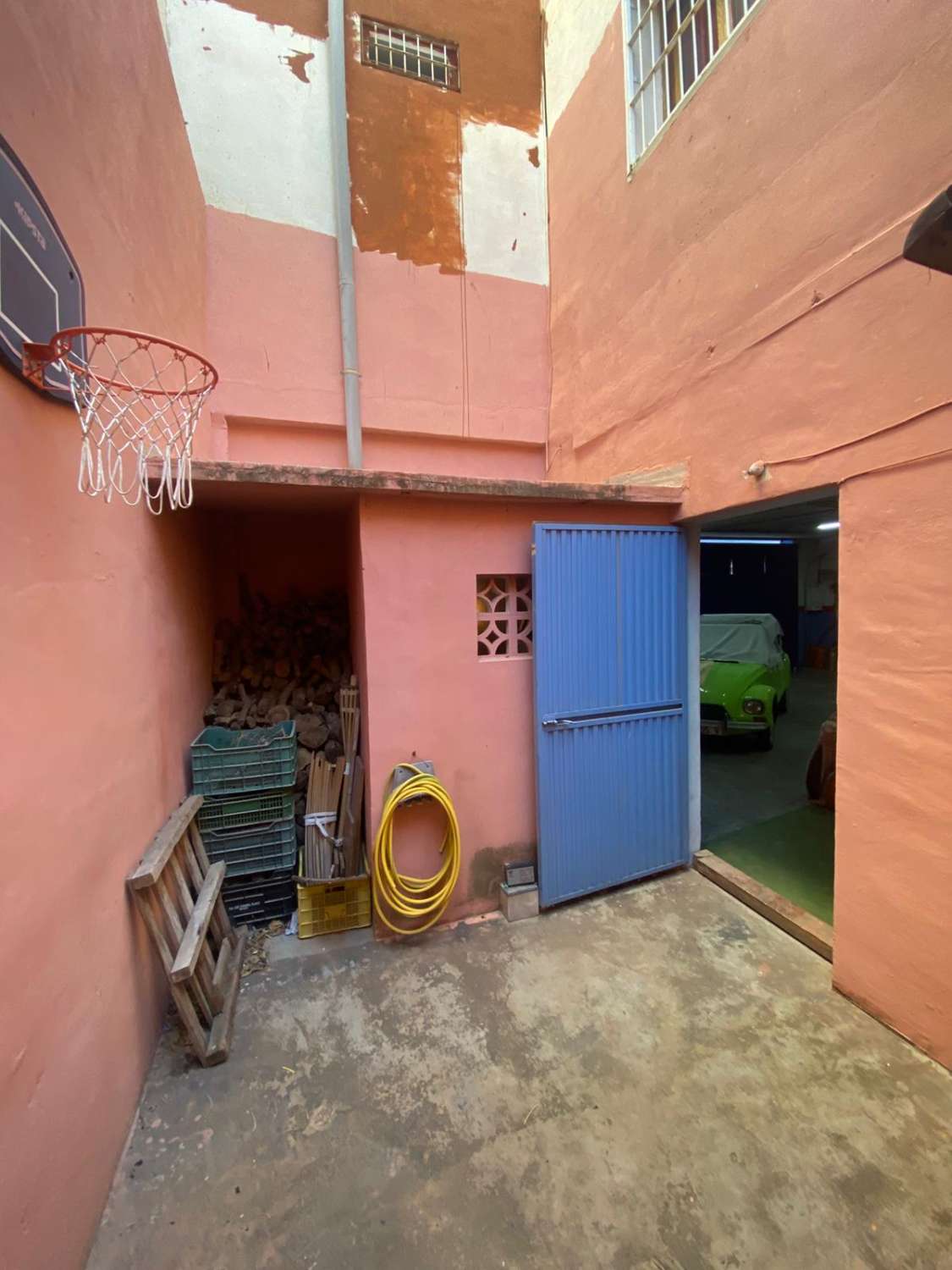 Vivienda unifamiliar adosada indepediente formada por, planta sotano almacen, planta baja local comercial, y planta primera vivienda