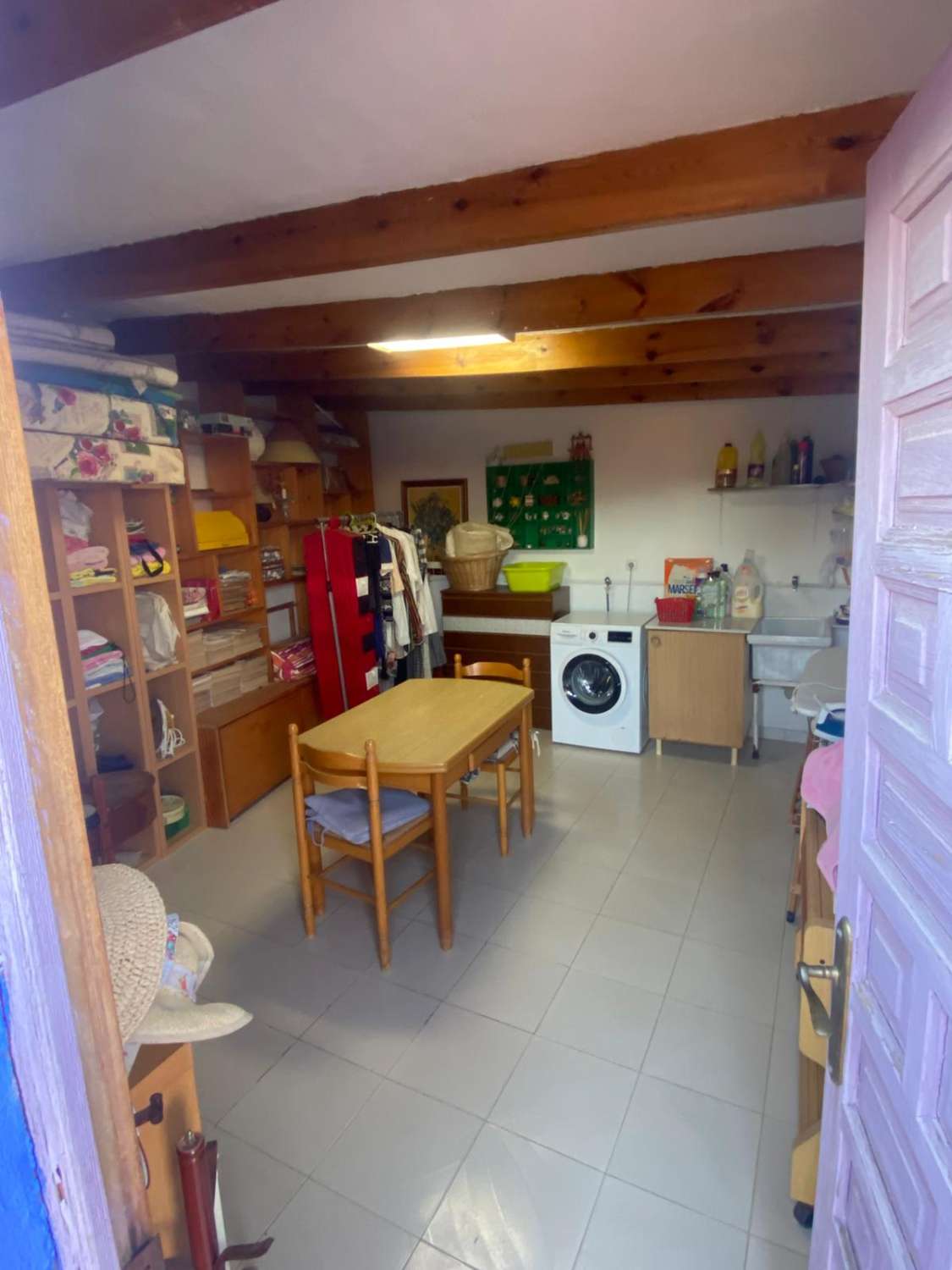 Vivienda unifamiliar adosada indepediente formada por, planta sotano almacen, planta baja local comercial, y planta primera vivienda