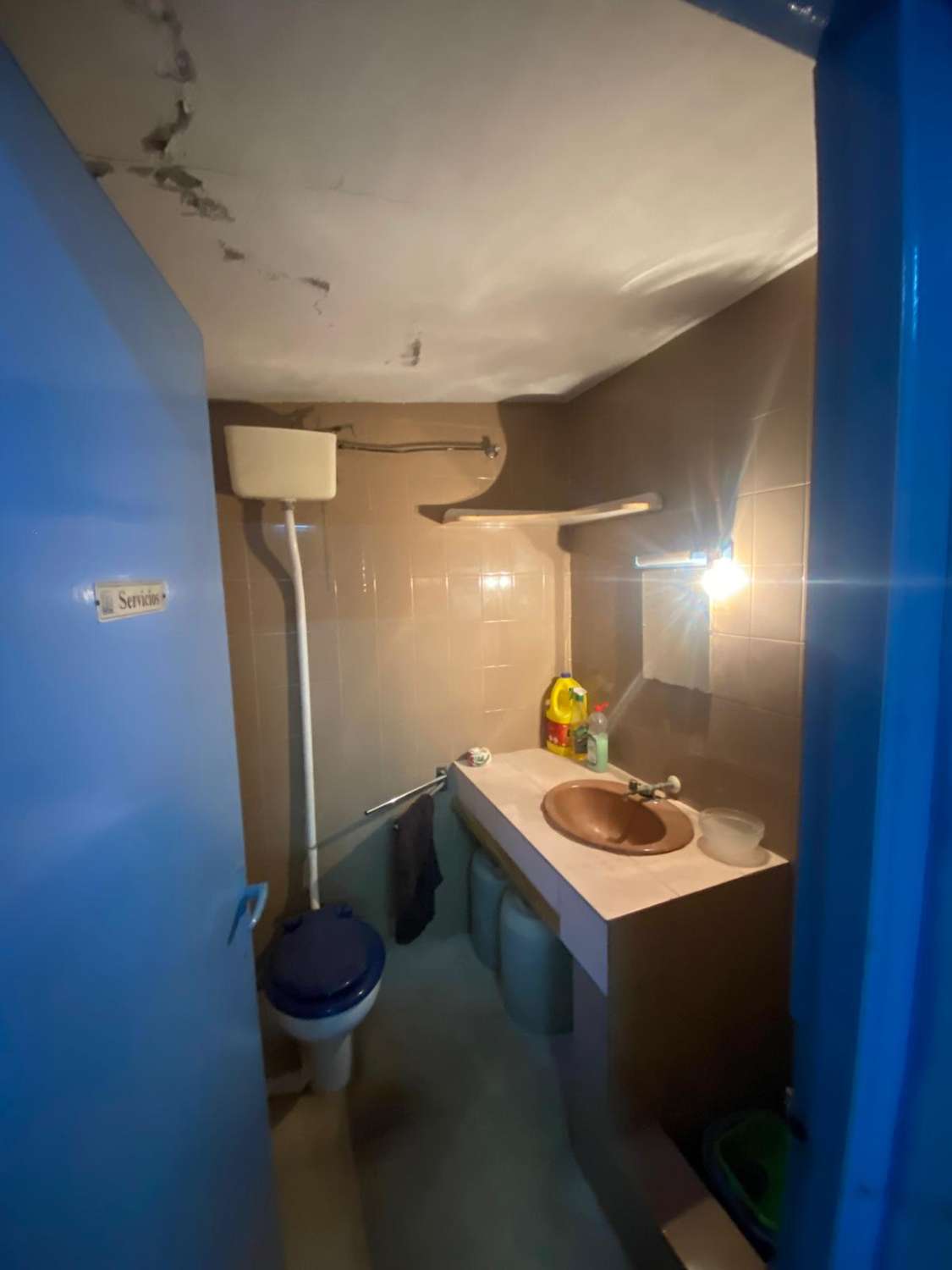 Vivienda unifamiliar adosada indepediente formada por, planta sotano almacen, planta baja local comercial, y planta primera vivienda