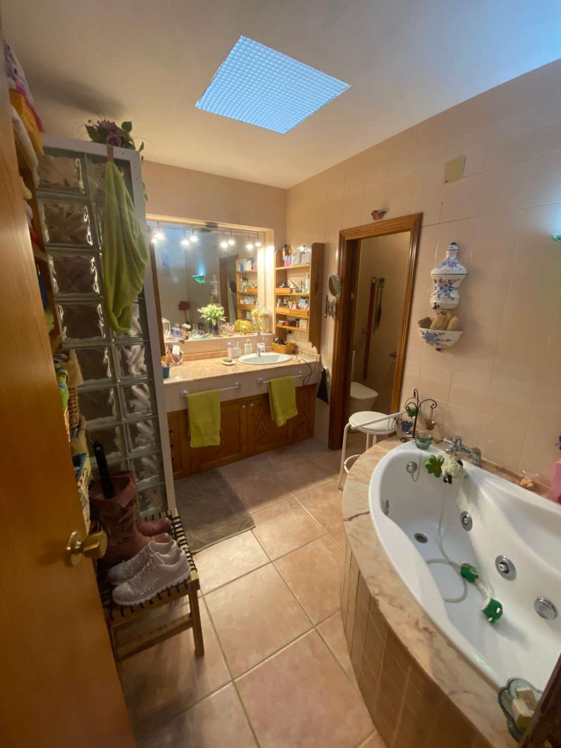 Vivienda unifamiliar adosada indepediente formada por, planta sotano almacen, planta baja local comercial, y planta primera vivienda