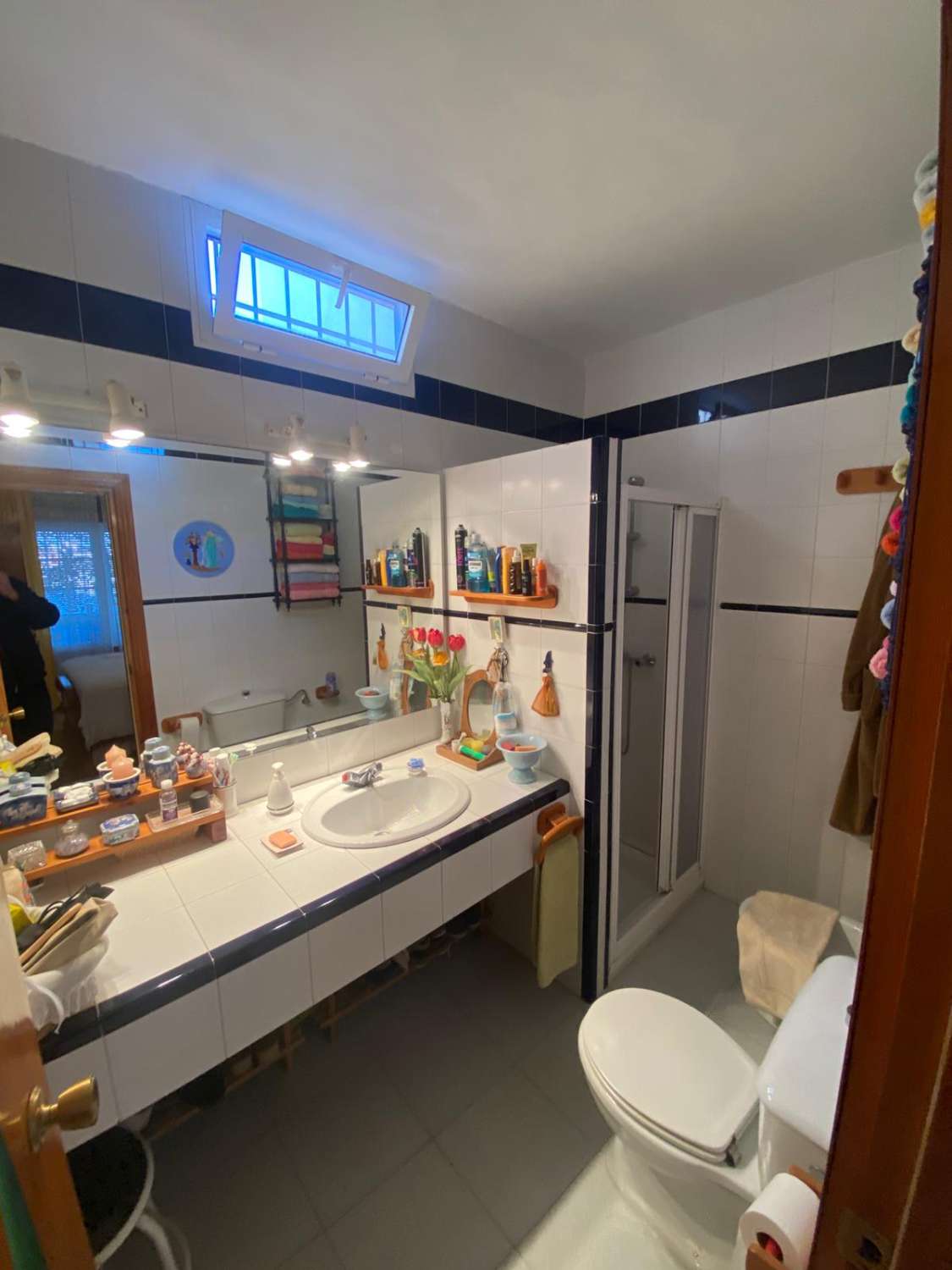 Vivienda unifamiliar adosada indepediente formada por, planta sotano almacen, planta baja local comercial, y planta primera vivienda