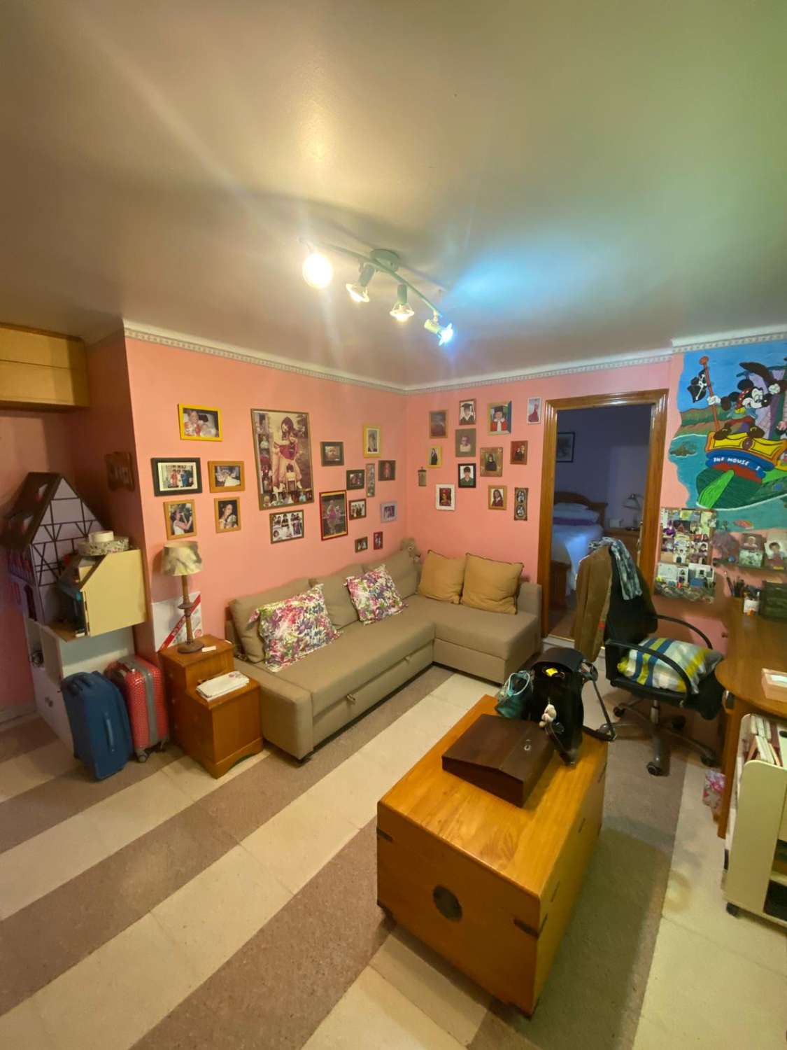 Vivienda unifamiliar adosada indepediente formada por, planta sotano almacen, planta baja local comercial, y planta primera vivienda