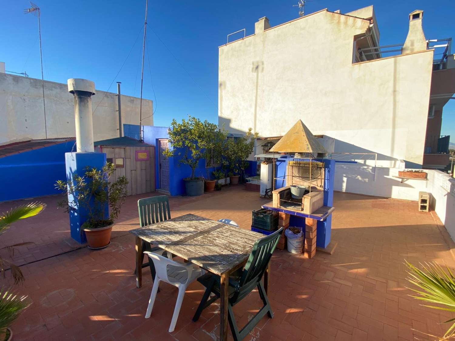 Vivienda unifamiliar adosada indepediente formada por, planta sotano almacen, planta baja local comercial, y planta primera vivienda