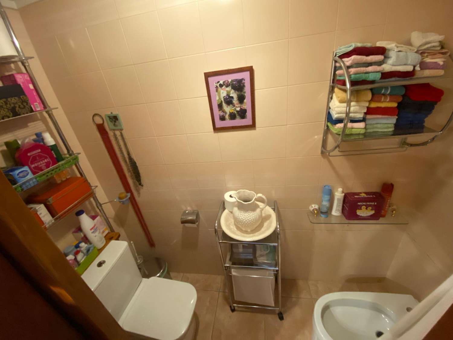 Vivienda unifamiliar adosada indepediente formada por, planta sotano almacen, planta baja local comercial, y planta primera vivienda