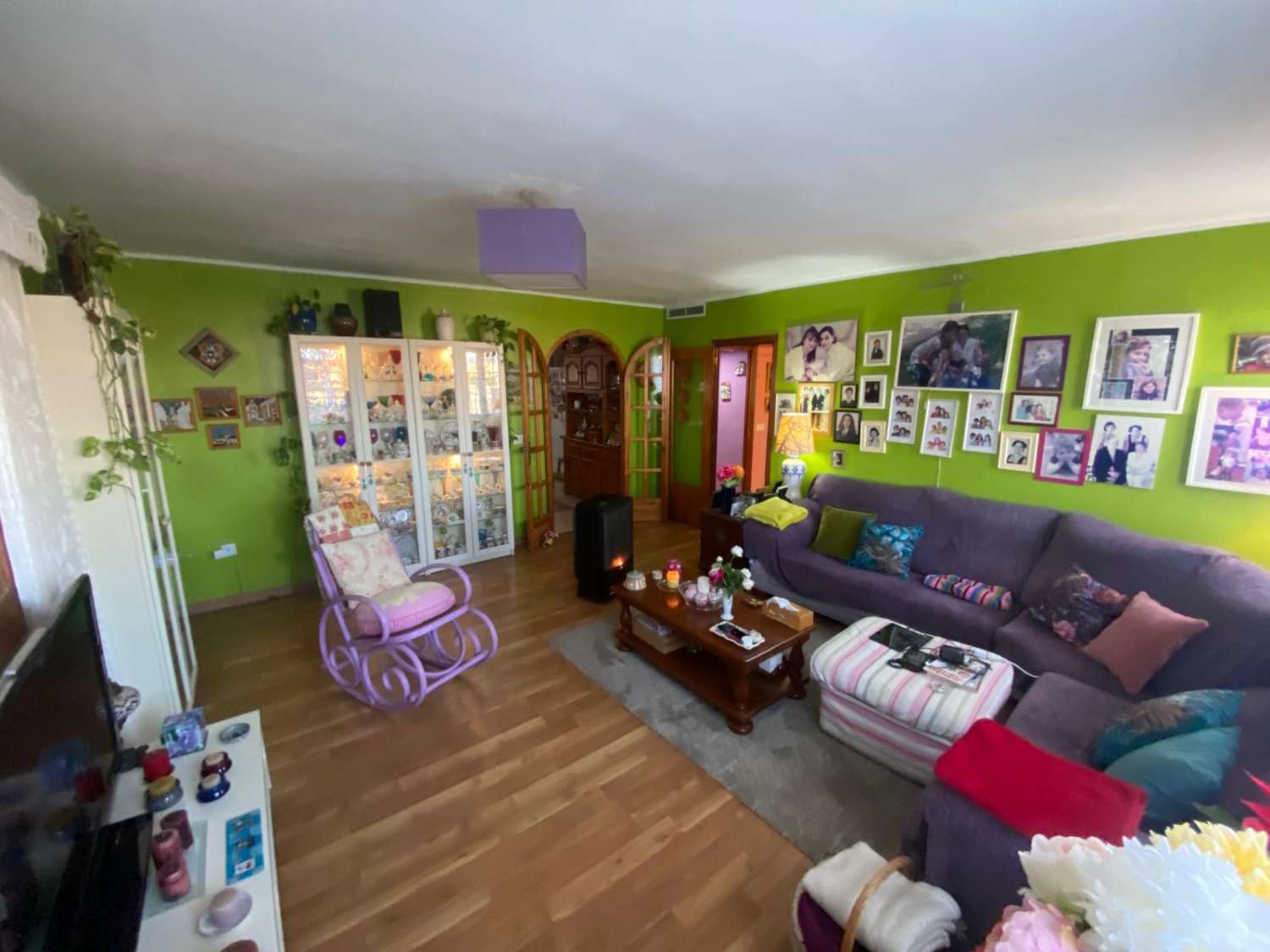 Vivienda unifamiliar adosada indepediente formada por, planta sotano almacen, planta baja local comercial, y planta primera vivienda