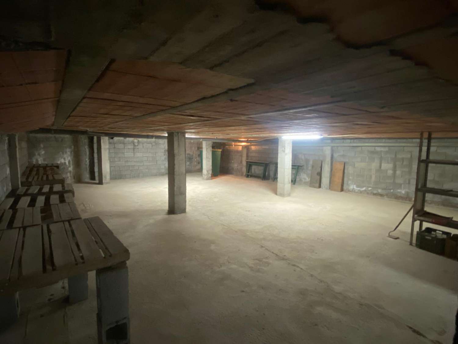 Vivienda unifamiliar adosada indepediente formada por, planta sotano almacen, planta baja local comercial, y planta primera vivienda