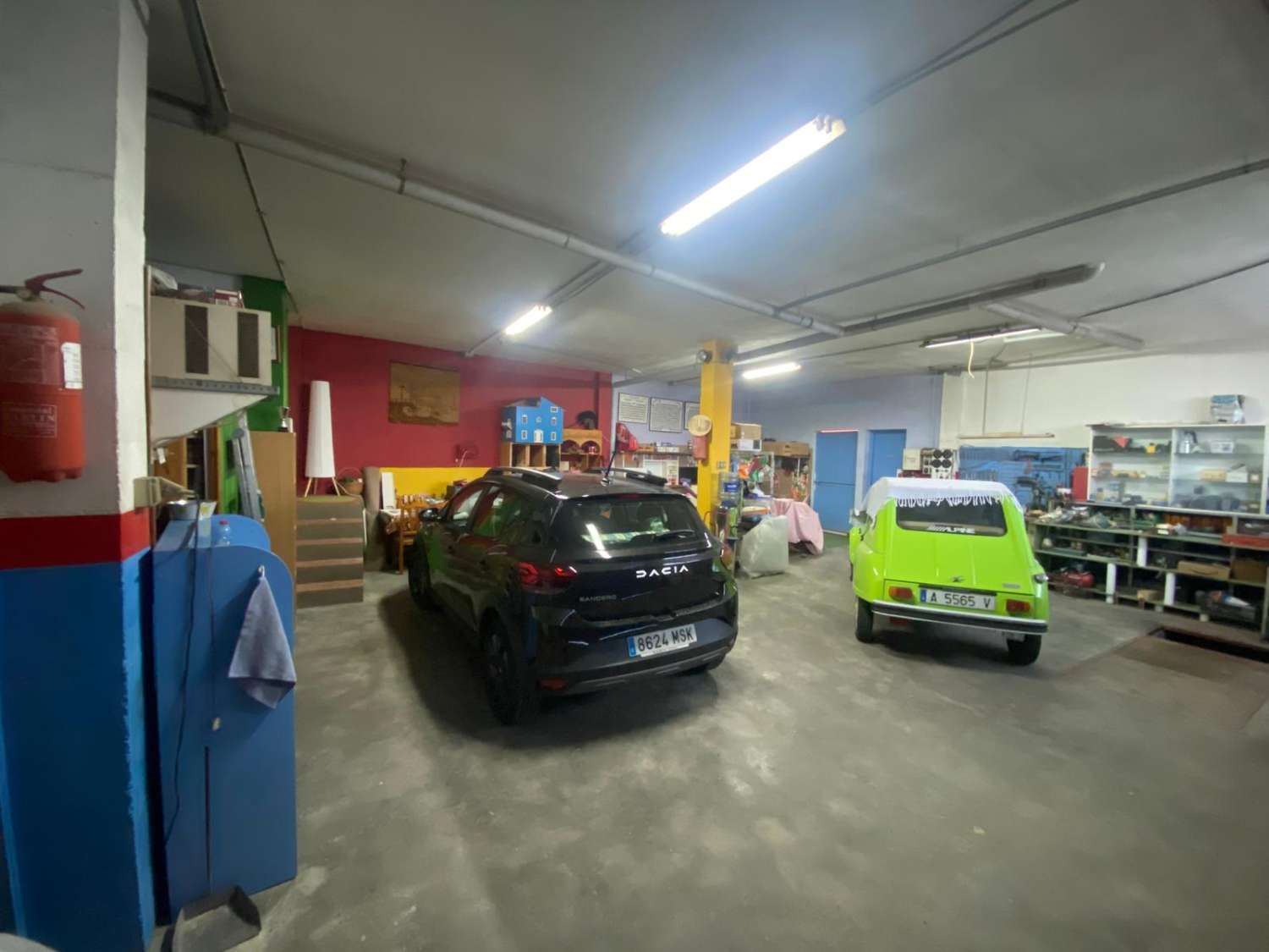 Vivienda unifamiliar adosada indepediente formada por, planta sotano almacen, planta baja local comercial, y planta primera vivienda