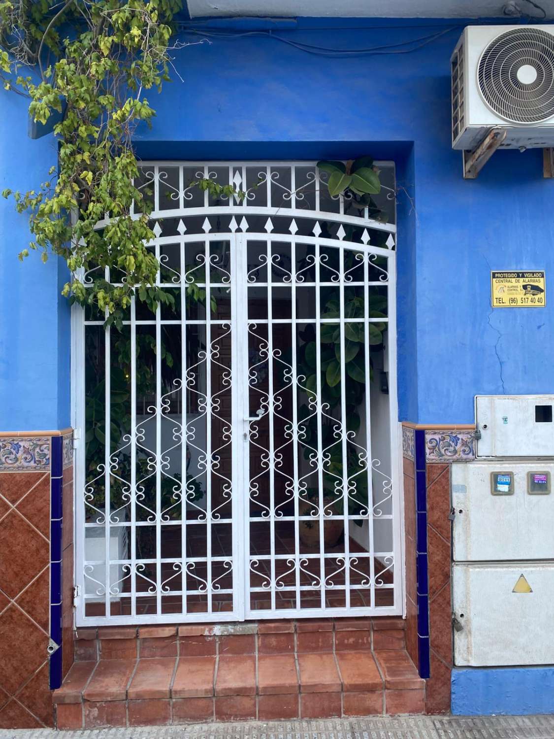 Vivienda unifamiliar adosada indepediente formada por, planta sotano almacen, planta baja local comercial, y planta primera vivienda