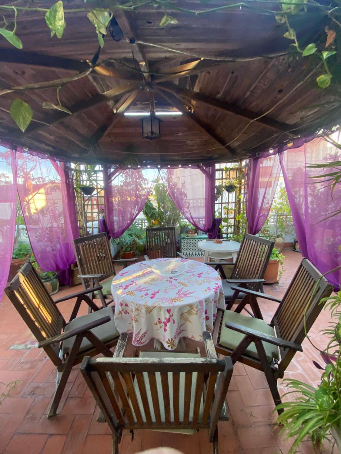 Vivienda unifamiliar adosada indepediente formada por, planta sotano almacen, planta baja local comercial, y planta primera vivienda