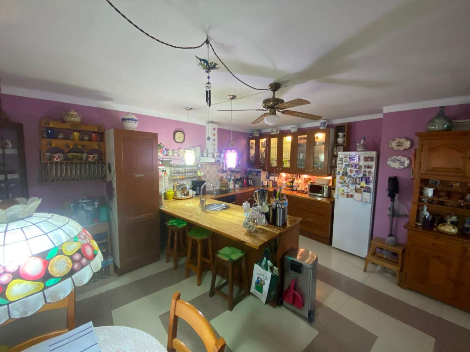 Vivienda unifamiliar adosada indepediente formada por, planta sotano almacen, planta baja local comercial, y planta primera vivienda