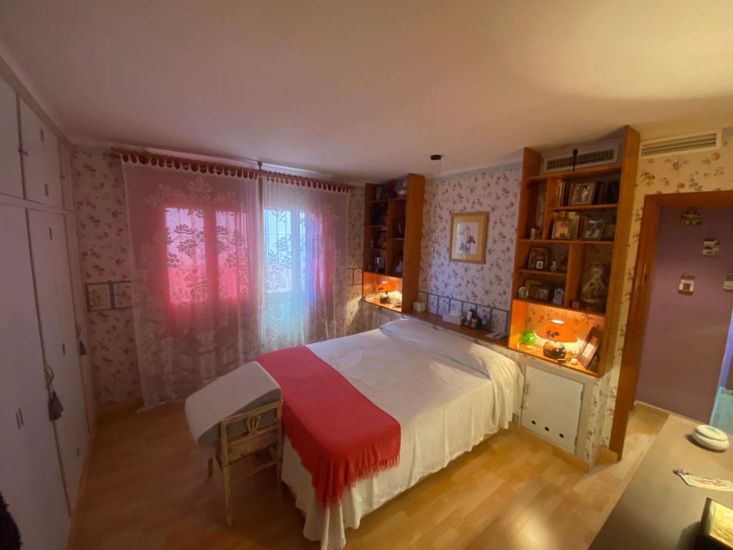 Vivienda unifamiliar adosada indepediente formada por, planta sotano almacen, planta baja local comercial, y planta primera vivienda