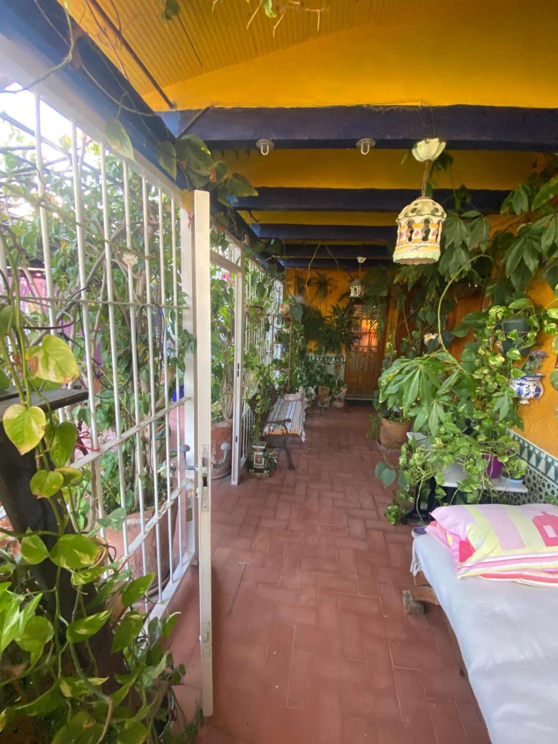 Vivienda unifamiliar adosada indepediente formada por, planta sotano almacen, planta baja local comercial, y planta primera vivienda