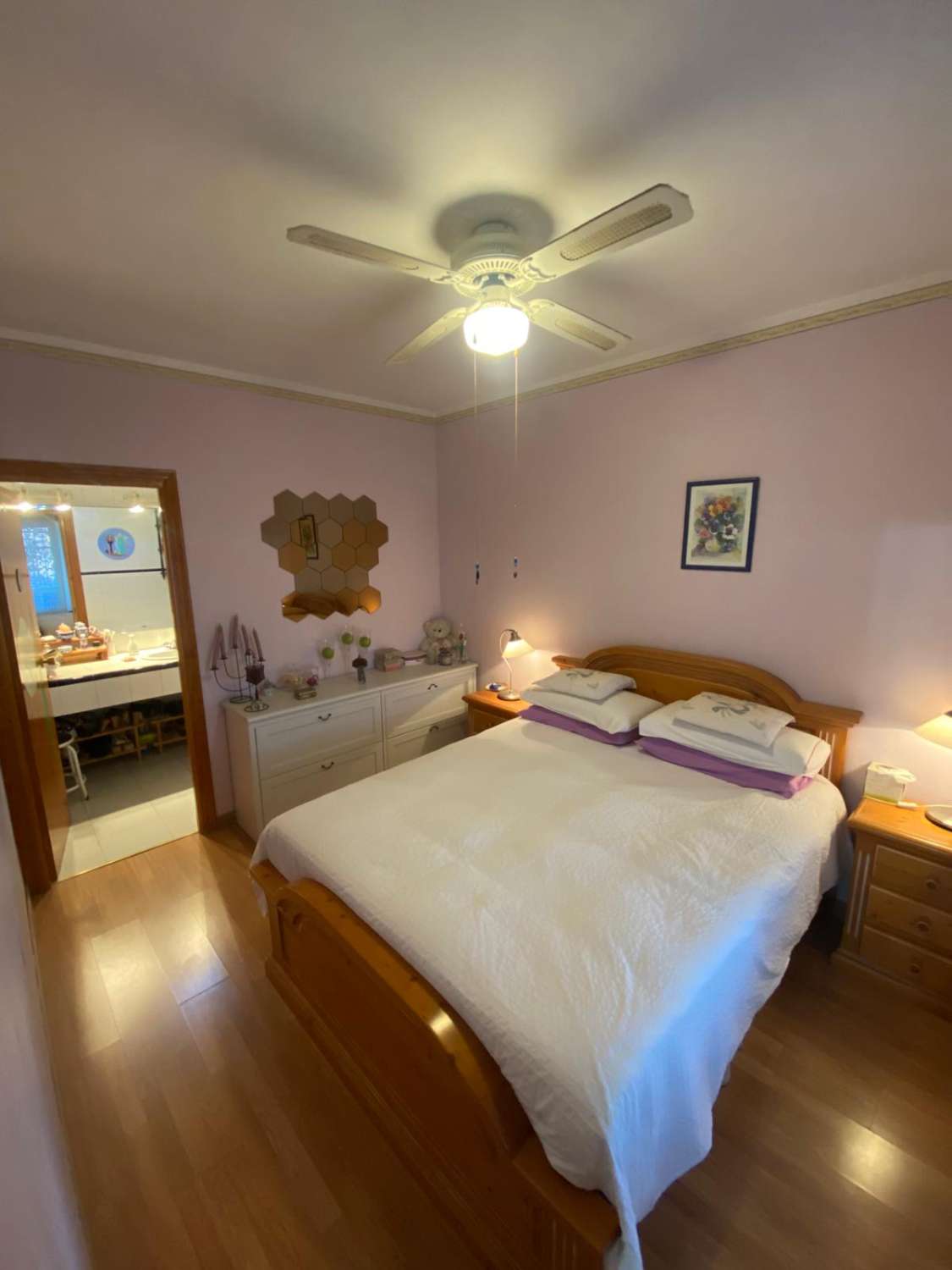 Vivienda unifamiliar adosada indepediente formada por, planta sotano almacen, planta baja local comercial, y planta primera vivienda