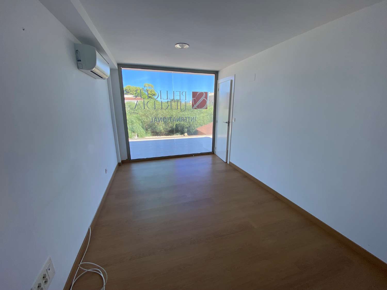 Alquiler de local comercial. Céntrico en zona comercial de Ciudad Quesada. Rojales.  Apto para tienda y oficinas.