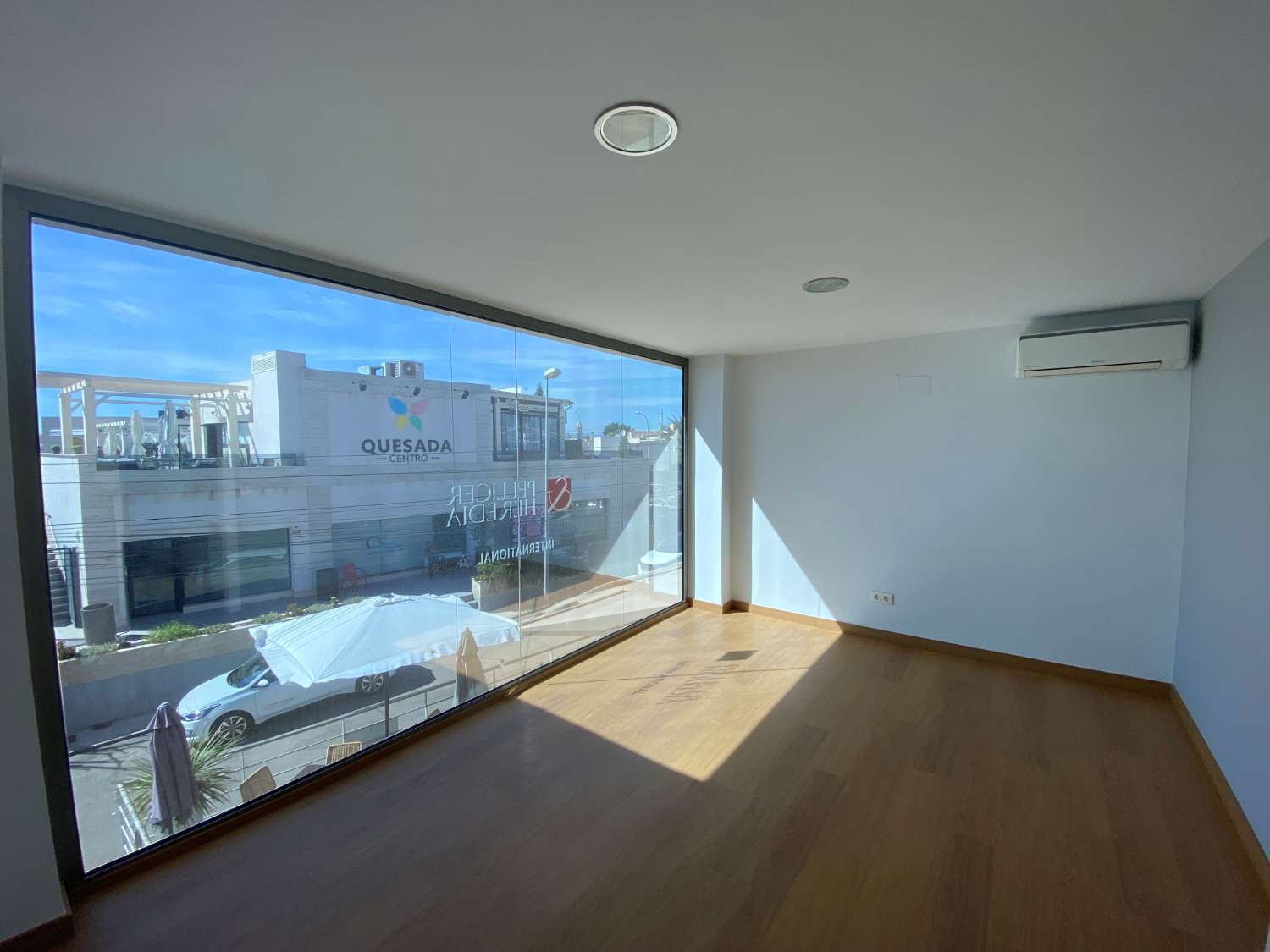 Alquiler de local comercial. Céntrico en zona comercial de Ciudad Quesada. Rojales.  Apto para tienda y oficinas.