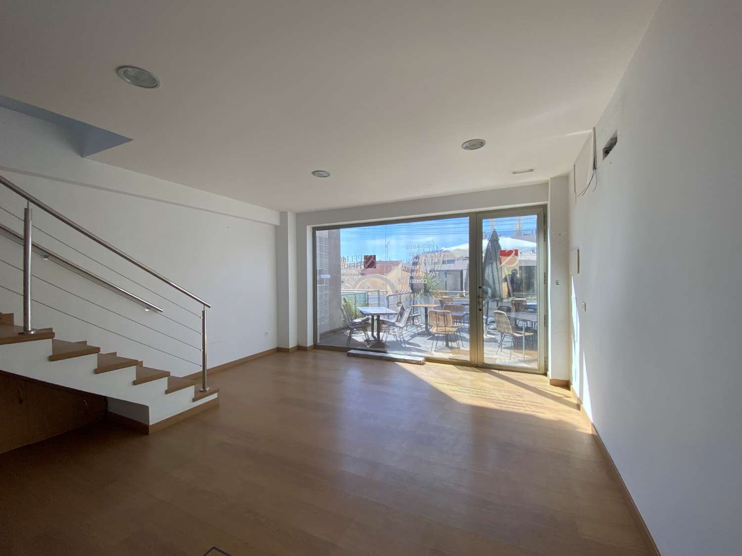 Alquiler de local comercial. Céntrico en zona comercial de Ciudad Quesada. Rojales.  Apto para tienda y oficinas.