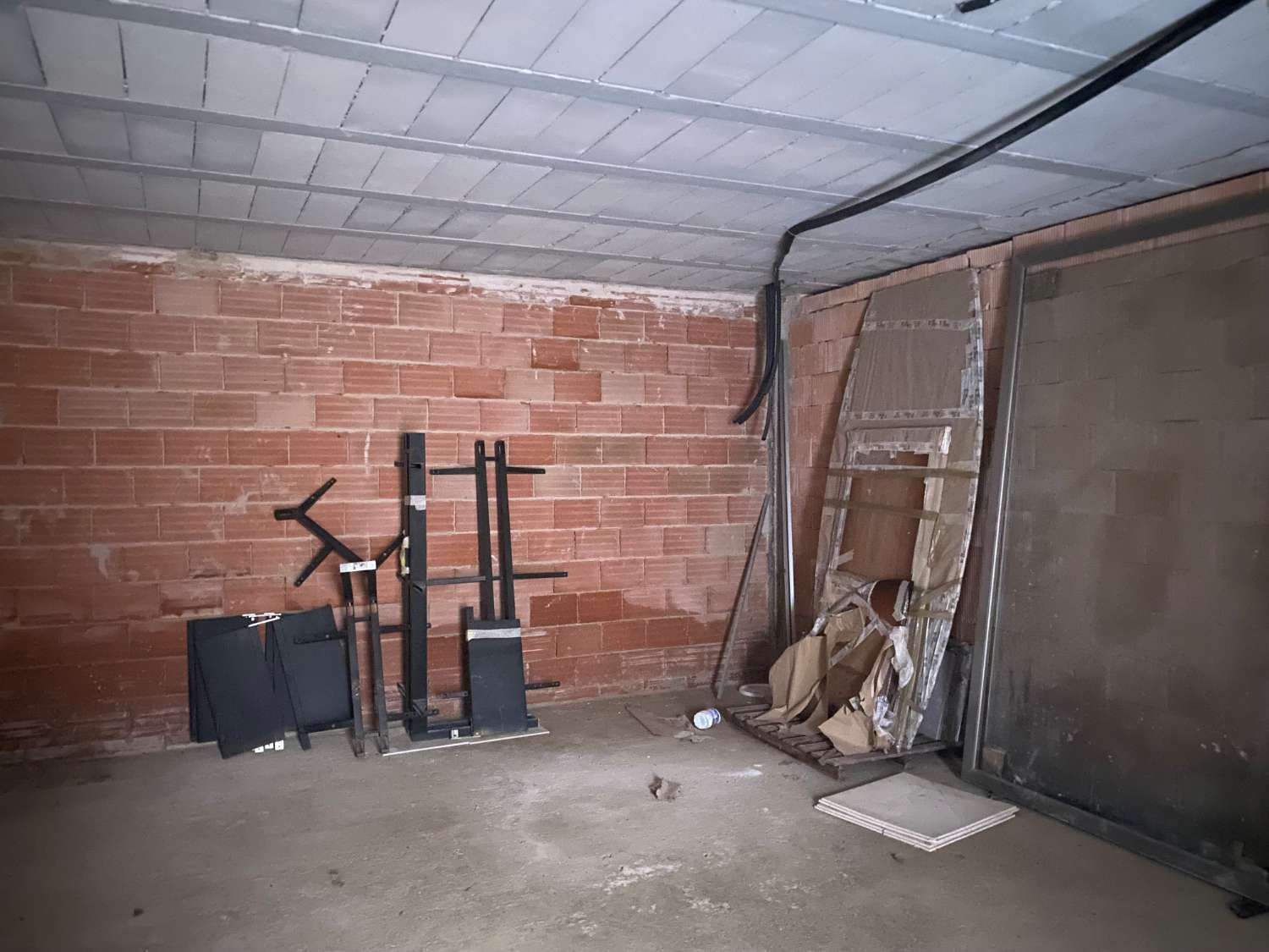 Alquiler de local comercial. Céntrico en zona comercial de Ciudad Quesada. Rojales.  Apto para tienda y oficinas.