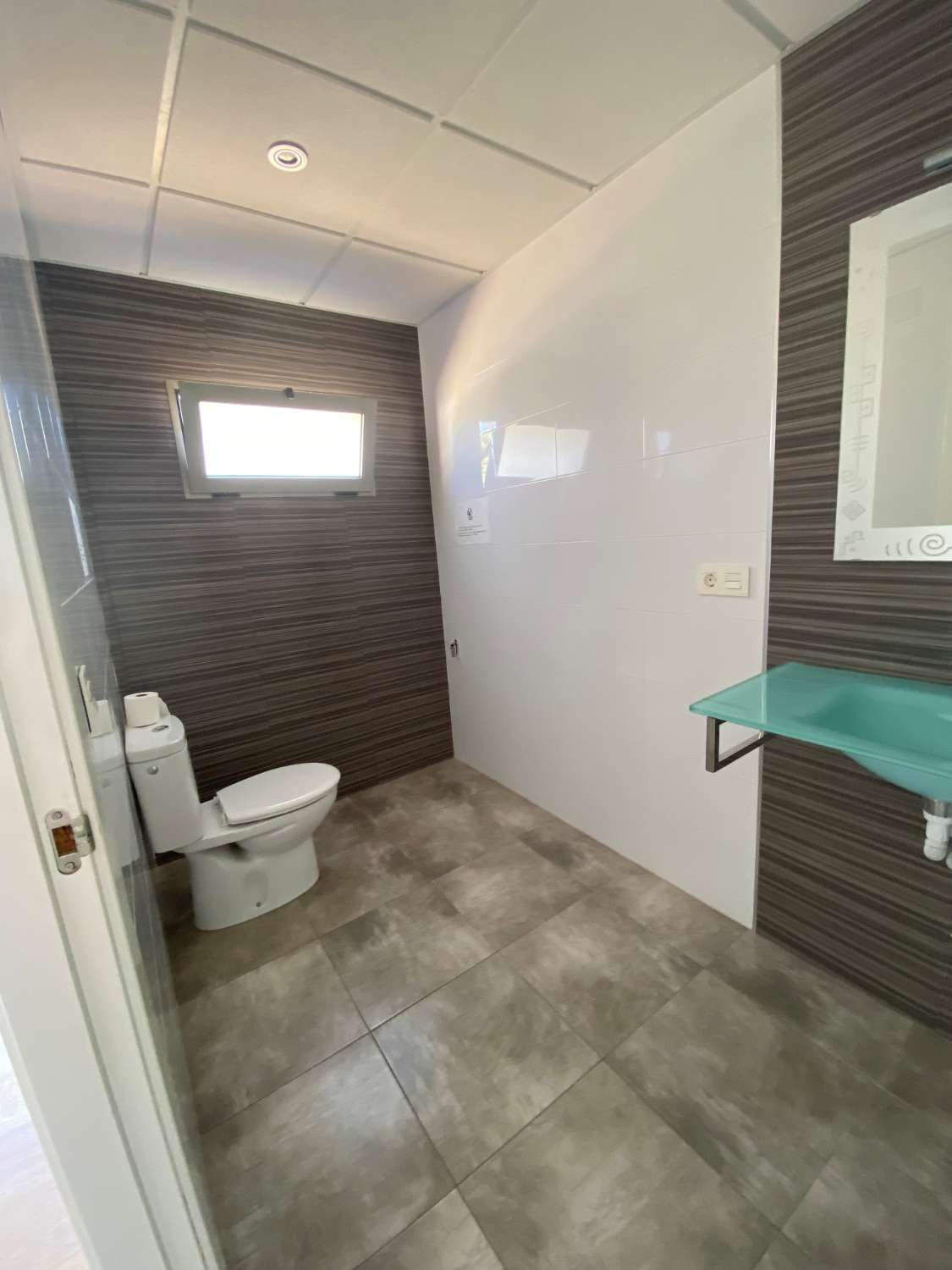 Alquiler de local comercial. Céntrico en zona comercial de Ciudad Quesada. Rojales.  Apto para tienda y oficinas.