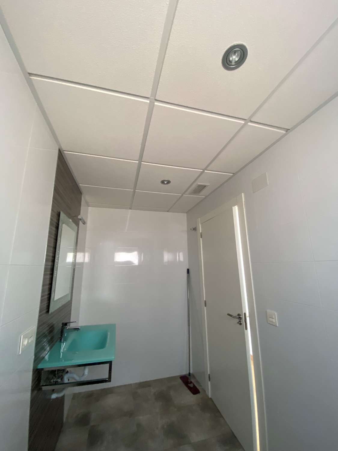 Alquiler de local comercial. Céntrico en zona comercial de Ciudad Quesada. Rojales.  Apto para tienda y oficinas.