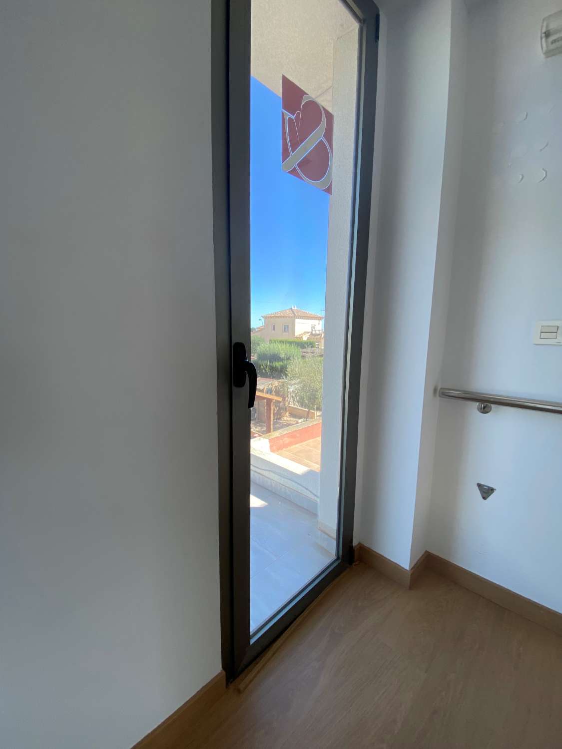 Alquiler de local comercial. Céntrico en zona comercial de Ciudad Quesada. Rojales.  Apto para tienda y oficinas.