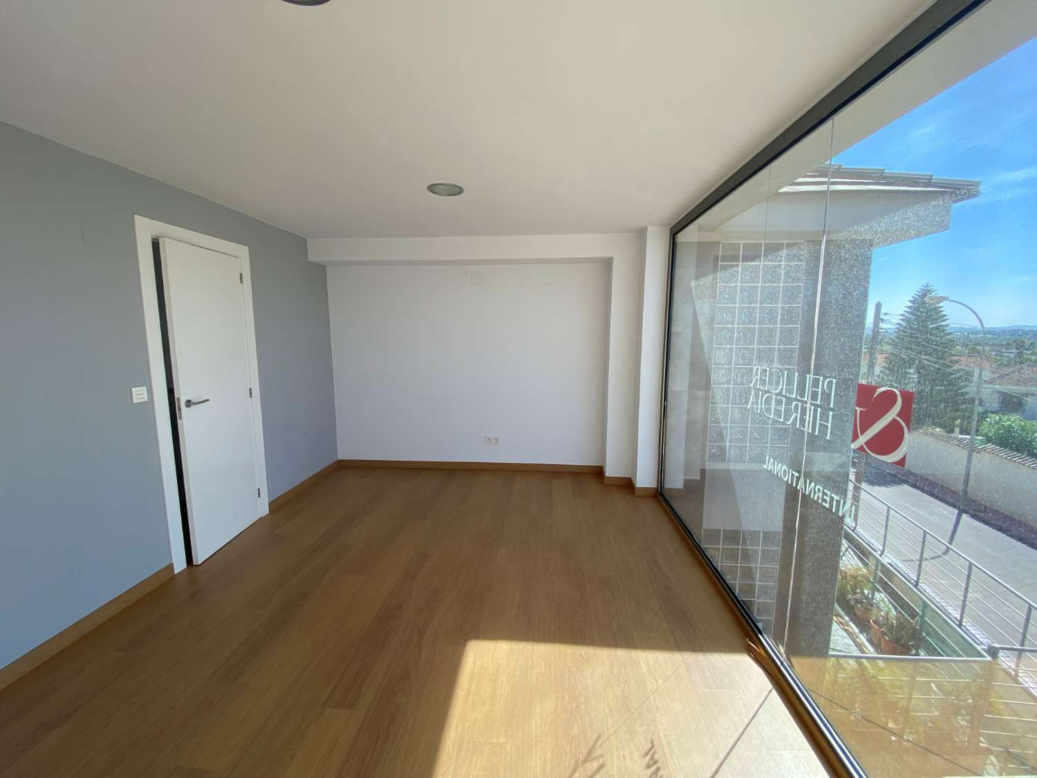 Alquiler de local comercial. Céntrico en zona comercial de Ciudad Quesada. Rojales.  Apto para tienda y oficinas.