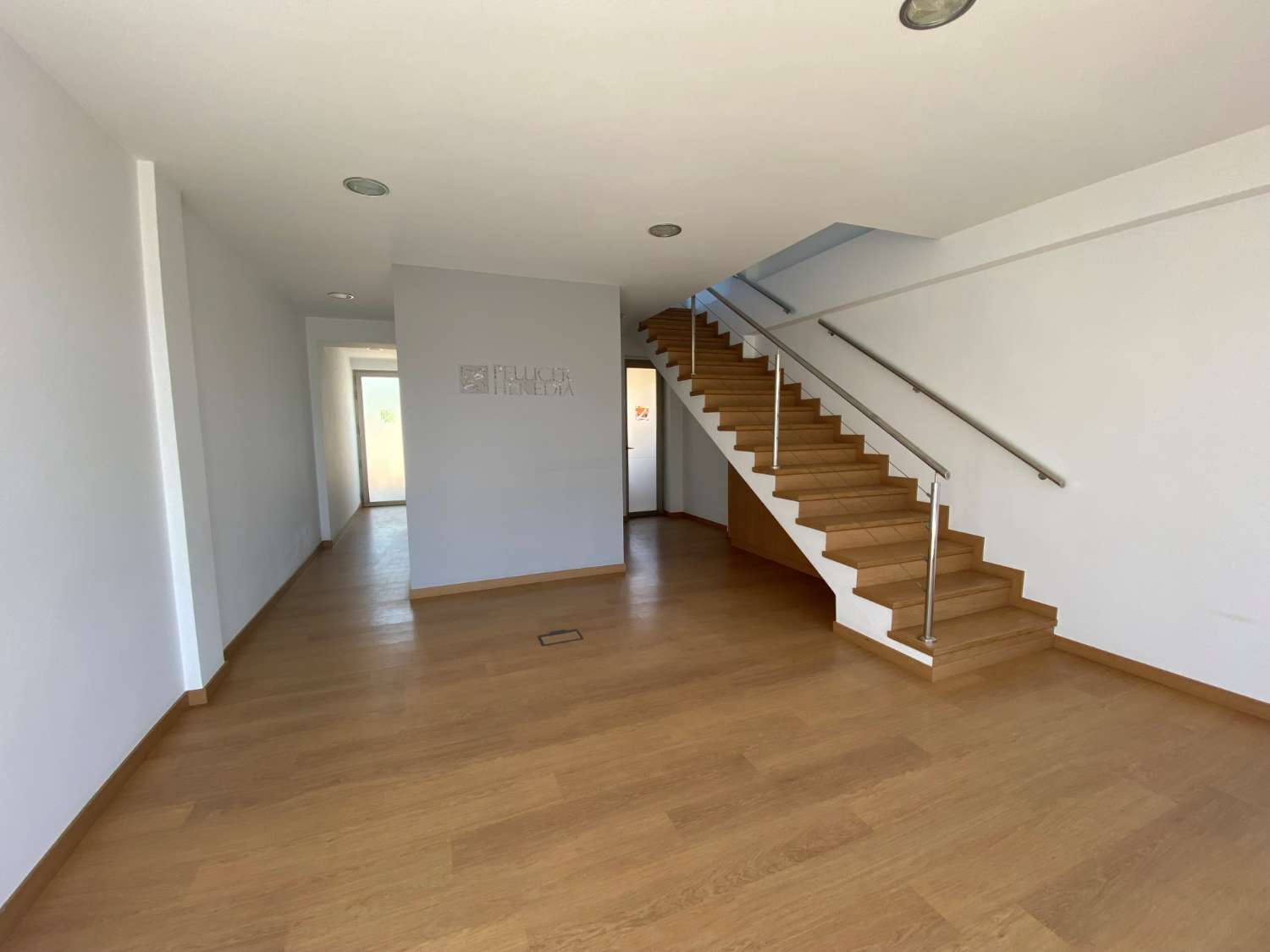 Alquiler de local comercial. Céntrico en zona comercial de Ciudad Quesada. Rojales.  Apto para tienda y oficinas.