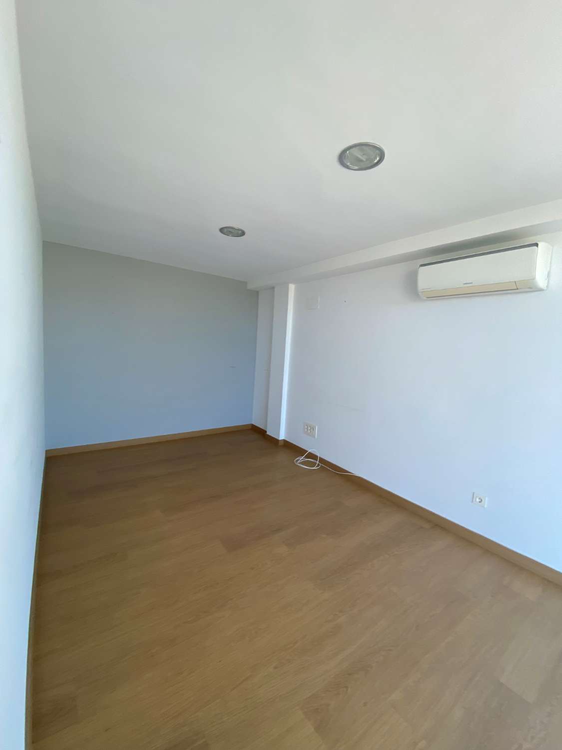 Alquiler de local comercial. Céntrico en zona comercial de Ciudad Quesada. Rojales.  Apto para tienda y oficinas.