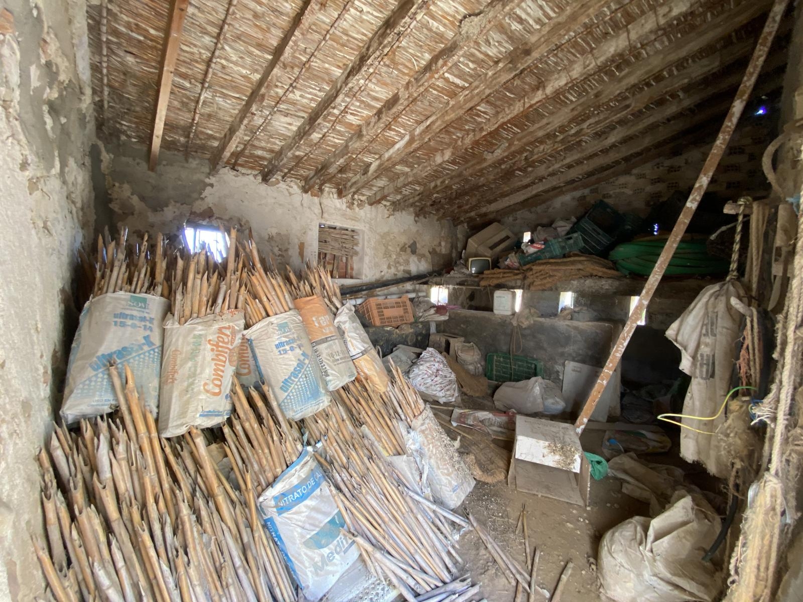 Vivienda a reformar en gran parcela rustica junto al caso urbano.