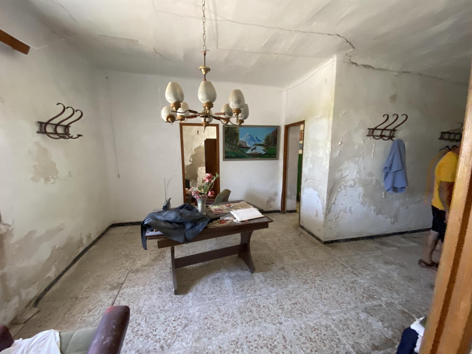 Vivienda a reformar en gran parcela rustica junto al caso urbano.