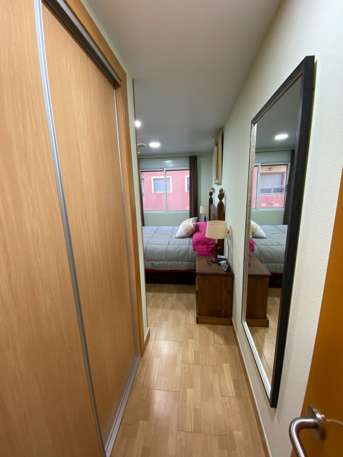 公寓设有两间卧室，一间浴室和客厅-餐厅-厨房。