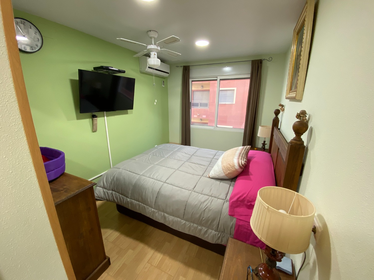 公寓设有两间卧室，一间浴室和客厅-餐厅-厨房。